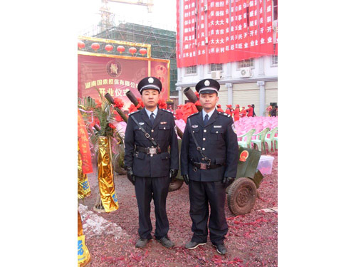 在國鼎擔(dān)保開業(yè)典禮執(zhí)勤 在國鼎擔(dān)保開業(yè)典禮執(zhí)勤